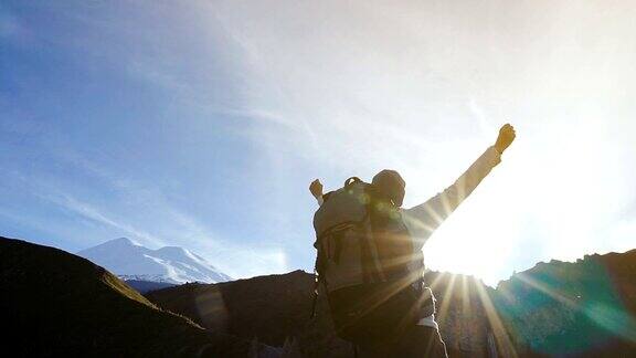 徒步登山的女人背影特写