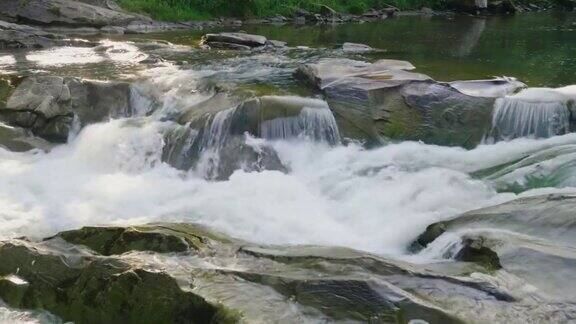 这是一条清澈的山河水流过巨大的岩石