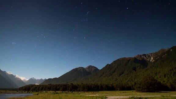 新西兰峡湾国家公园的银河和恒星