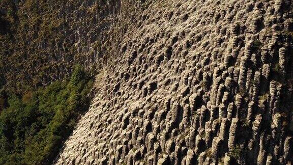 法国奥弗涅山上的玄武岩岩层