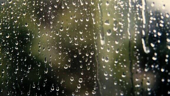 雨后的绿色清新玻璃上水滴的质地