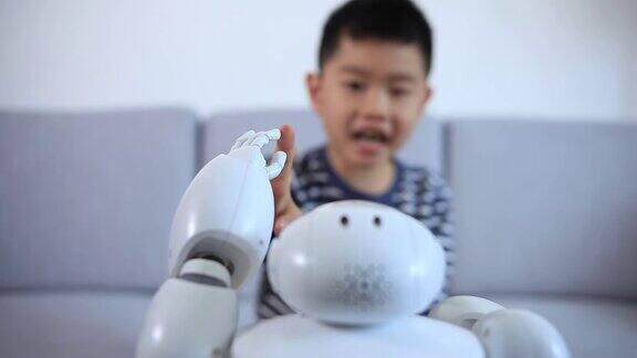 聪明的男孩和机器人打招呼