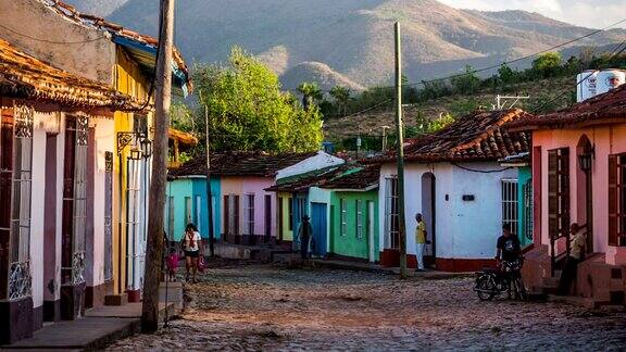 古巴:旅行:特立尼达五颜六色的房子