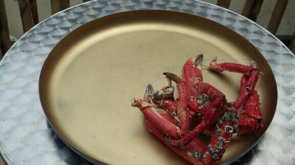 金色的盘子上放着煮好的蟹爪