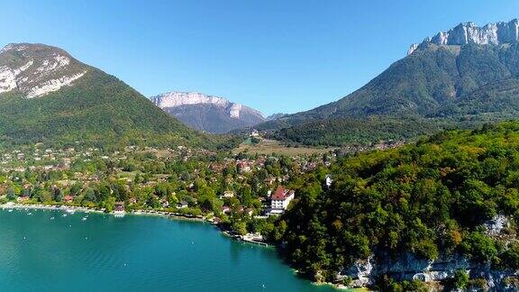 蓝天下湛蓝的安纳西湖鸟瞰图-法国背景是阿尔卑斯山之间的一个村庄