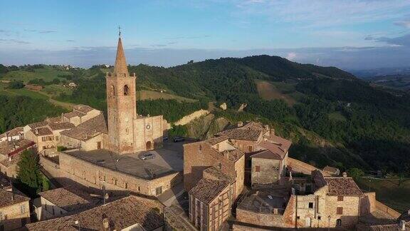 鸟瞰图一个美丽的古镇在意大利-马尔凯地区