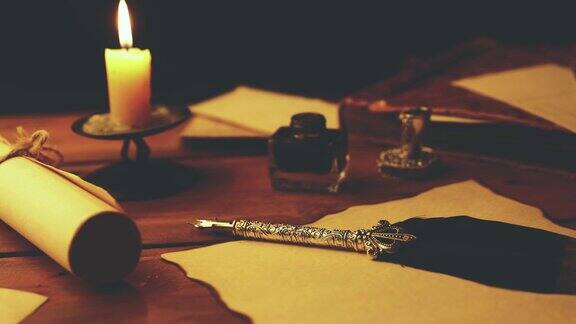 在烛光下用旧羽毛笔写在羊皮纸上