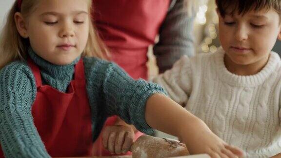手持视频的孩子准备圣诞姜饼糕点用红氦相机在8K拍摄