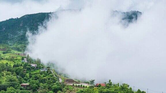宁静的村庄在山上与雾时间流逝视频