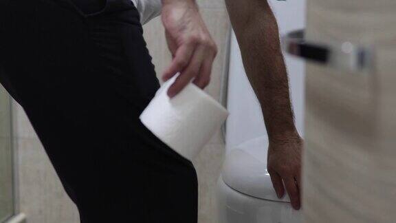 在浴室里拿着卫生纸的男人