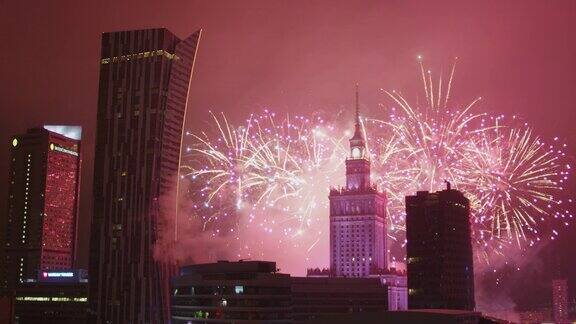 华沙的新年前夜文化科学宫以烟花为背景无人机的观点