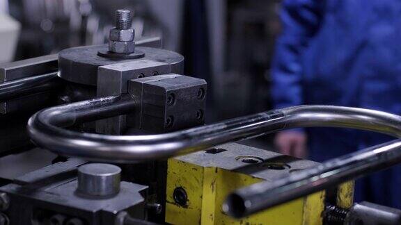 工业弯管机是工厂用于金属管道弯曲的设备用于电子车削金属管材和制造车间工业大厅冷弯的自动金属加工机器