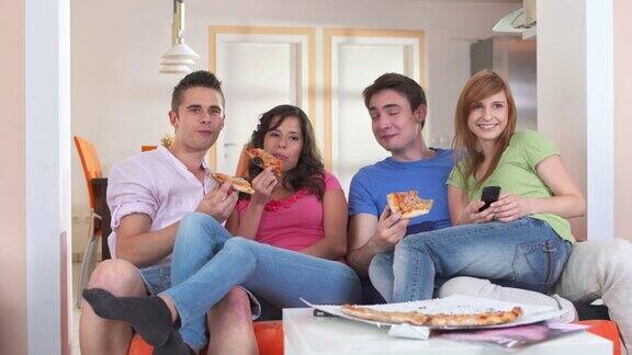 多莉:青少年吃披萨和看电视