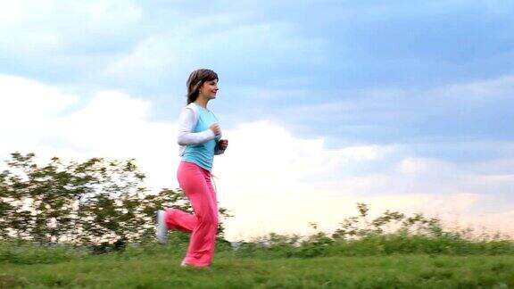 草地上奔跑的女人