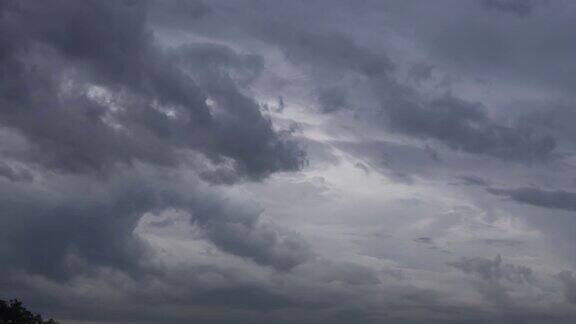 时间流逝的b卷镜头戏剧性暴风雨乌云下雨前飓风黑云天雨季局部skycap云景自然背景鸟瞰图4k云移动快速云
