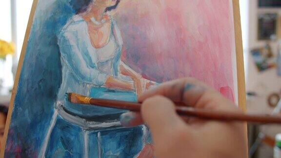 特写的肮脏的手覆盖着绘画肖像的女人在艺术课上