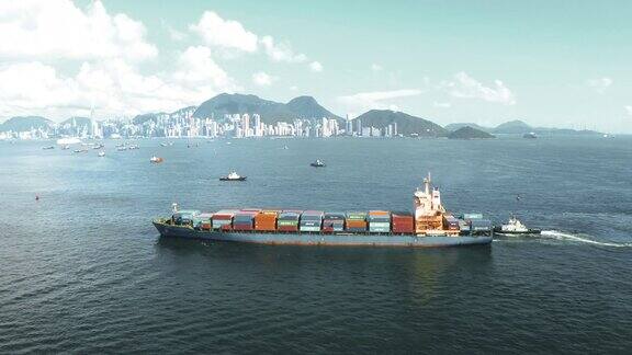 海上行驶的集装箱船装载着国际航运货物
