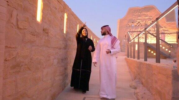 一对30多岁的沙特夫妇正在参观图拉伊夫露天博物馆