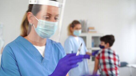 医生戴医用手套和口罩手持新型冠状病毒疫苗预防和治疗新型冠状病毒感染