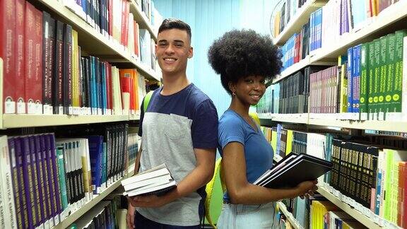 两个学生在图书馆拿着书的肖像
