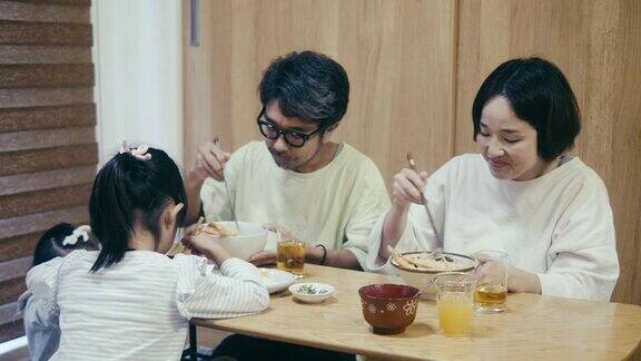 日本家庭在吃年夜面