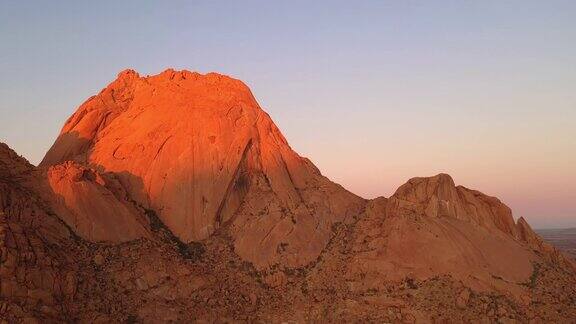 非洲纳米比亚日落时分的斯匹茨科普峰