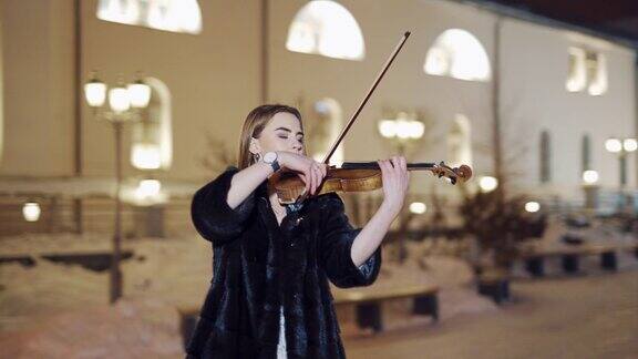 晚上在拉小提琴的女人