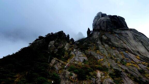 登山的游客在陡峭的山上