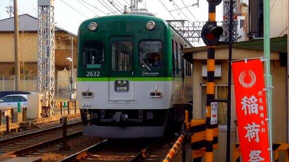 在日本火车通过时火车信号响起