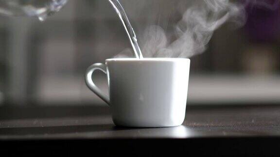 桌上放着热咖啡和蒸汽