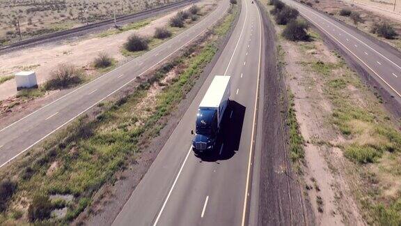 无人机拍摄的一辆长途半挂卡车在四车道公路上超速行驶