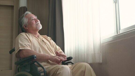 在医院病房里坐在轮椅上的快乐老人