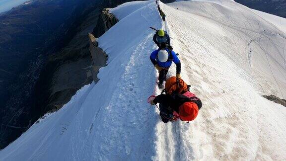 爬山宏伟的欧洲阿尔卑斯山的资深登山者