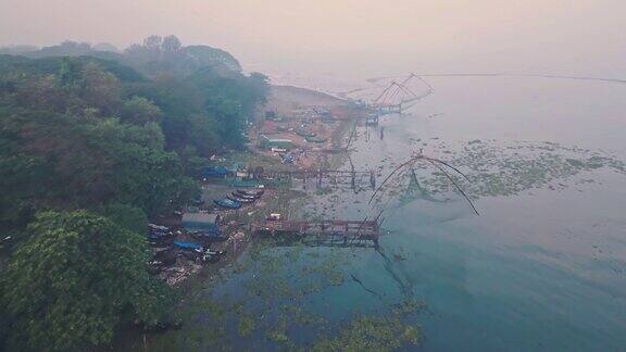 印度科钦堡日出时的中国传统渔网空中无人机视图