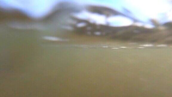 飞溅的波浪在海滩上海浪拍打着相机从低角度拍摄动作相机