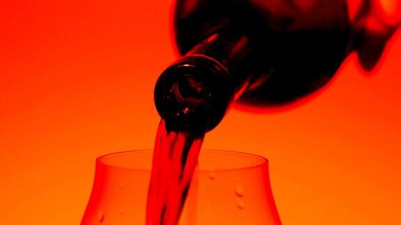 红酒从瓶子倒到杯子橙色特写