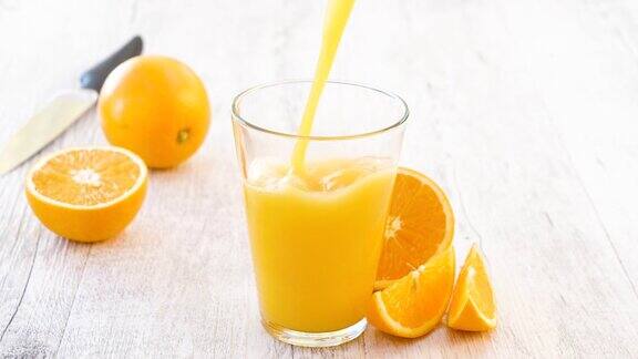 新鲜橙汁倒入玻璃杯中
