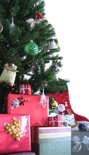 垂直圣诞树和礼物