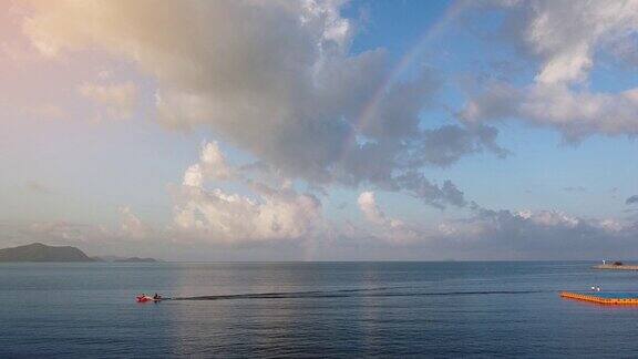 泰国芭堤雅海岸海面上美丽的彩虹