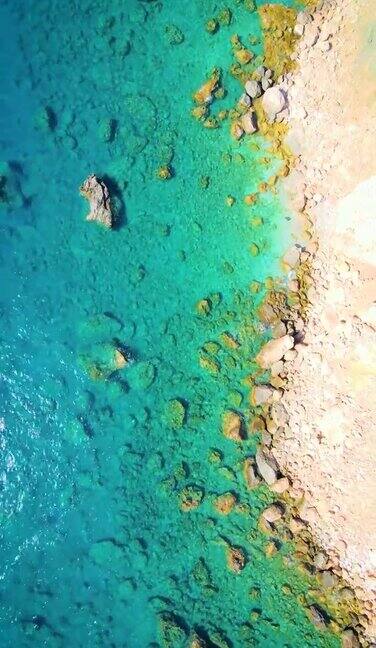 石质海岸航空海岸绿松石海岸马尔代夫海岸背景视频的垂直视频鸟瞰图