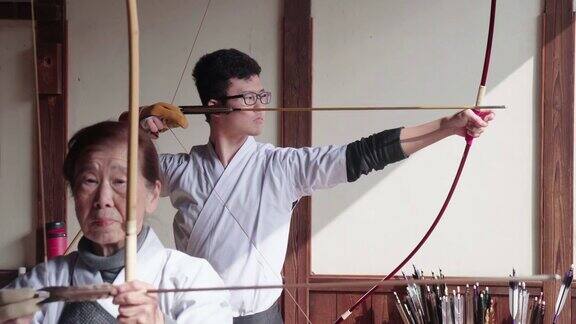 年轻的日本弓箭手练习传统运动弓道