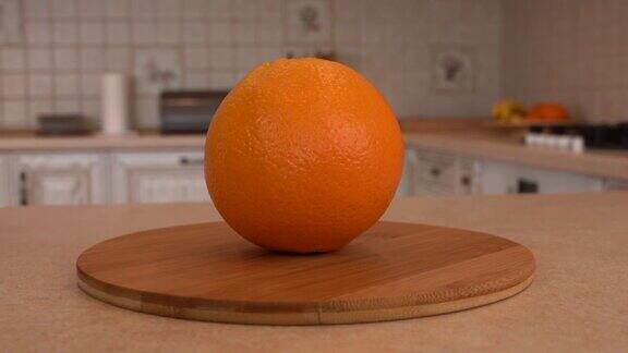 近距离观察整个橙子以白色厨房为背景的旋转相机Dolly-shot