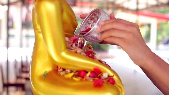 人们在泼水节或泰国传统的新年向佛像泼水对泰国人来说这是佛教仪式传统的一部分