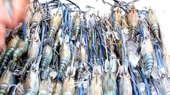 海鲜市场里有很多虾