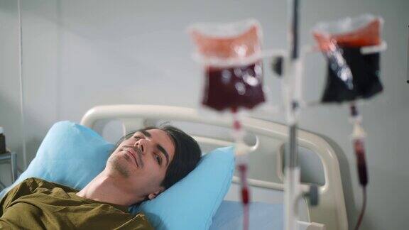 在医院病房接受输血的年轻男性病人