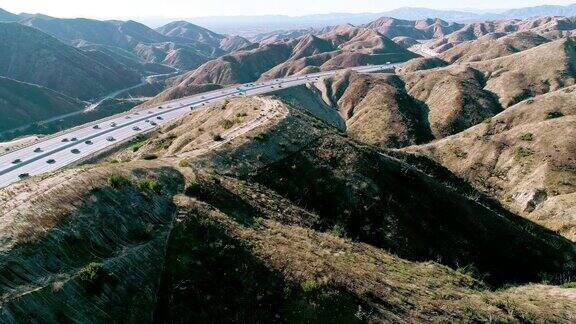 这是加州山区里罗纳德·里根高速公路(RonaldReaganFreeway)的无人机鸟瞰图位于洛杉矶和加拿大附近