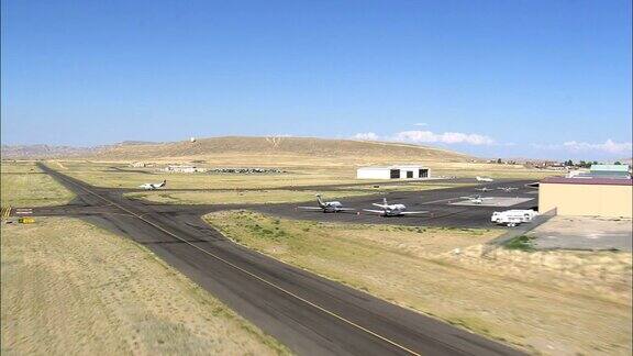 降落在科迪机场-鸟瞰图-怀俄明州帕克县美国