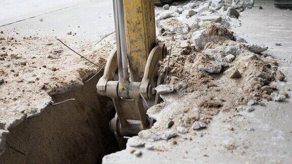 推土机正在挖掘混凝土地面