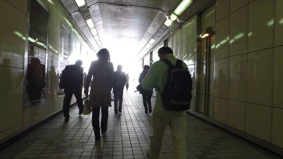 人们在隧道里行走