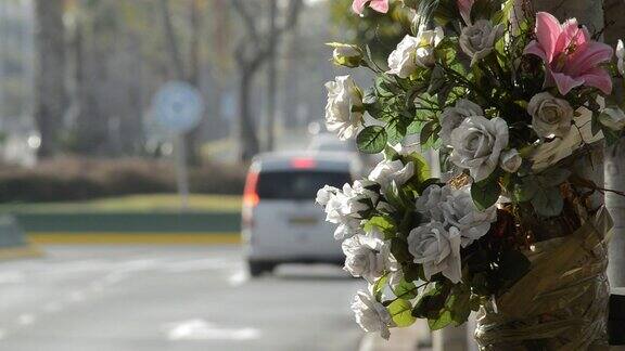 路灯上的花是为了纪念在交通事故中死去的人